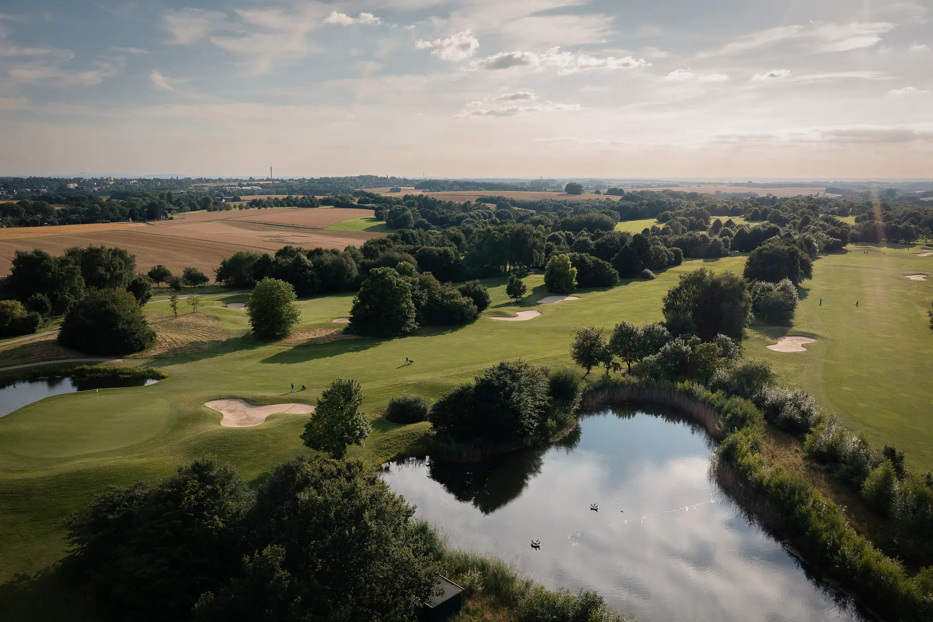 Aufnahme aus der Luft über die Golfbahnen des Golfclub Mettmann