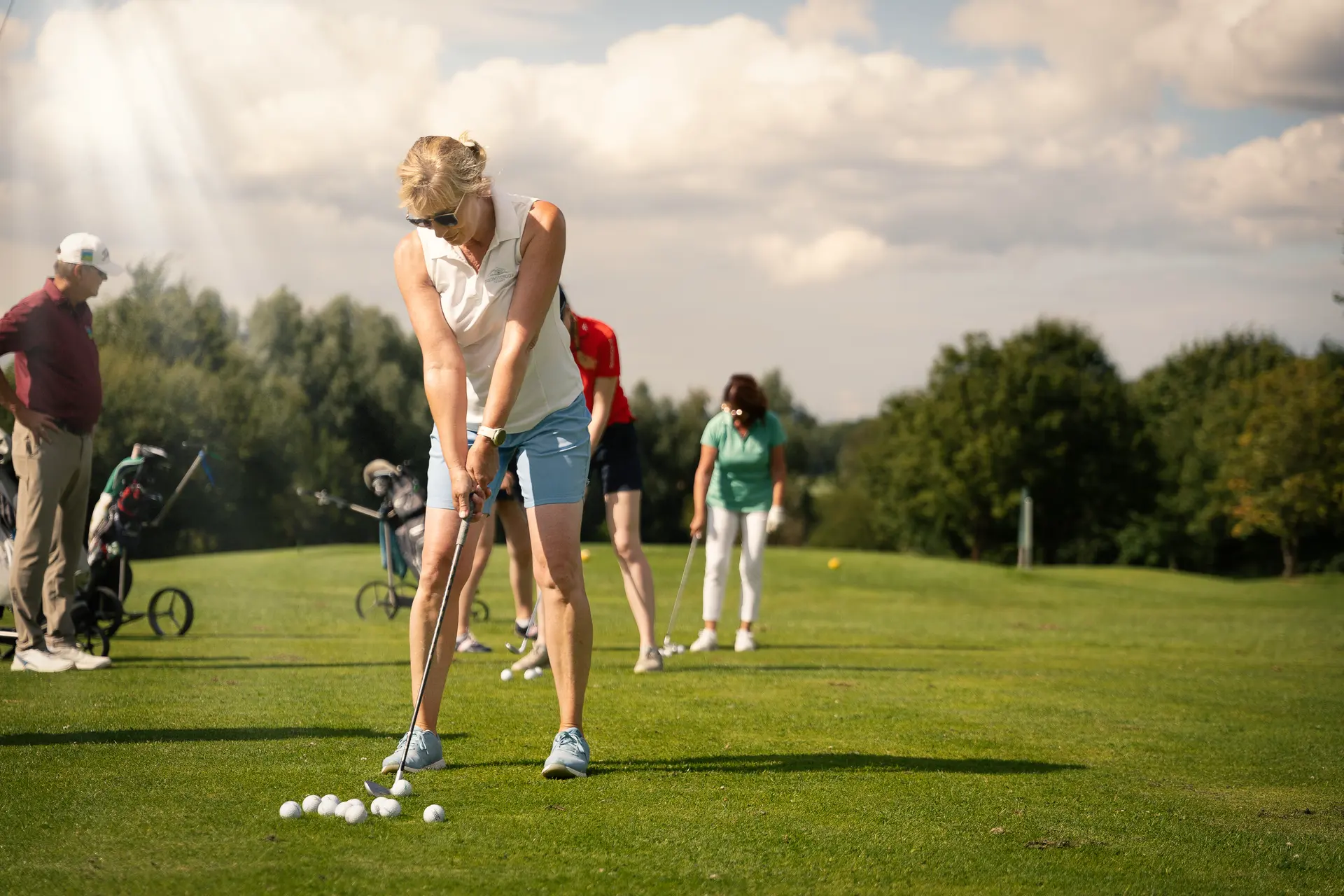 Golfanfängerin übt das Golfspielen auf dem Grün des Golfclub Mettmann