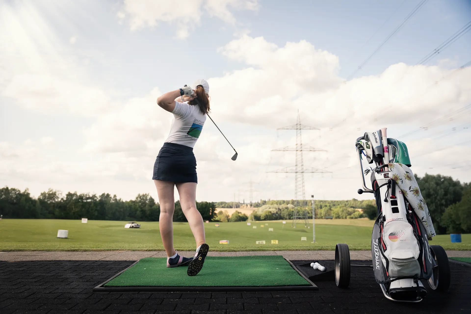 Golferin schwingt nach dem Abschlag auf die Trackman Range aus