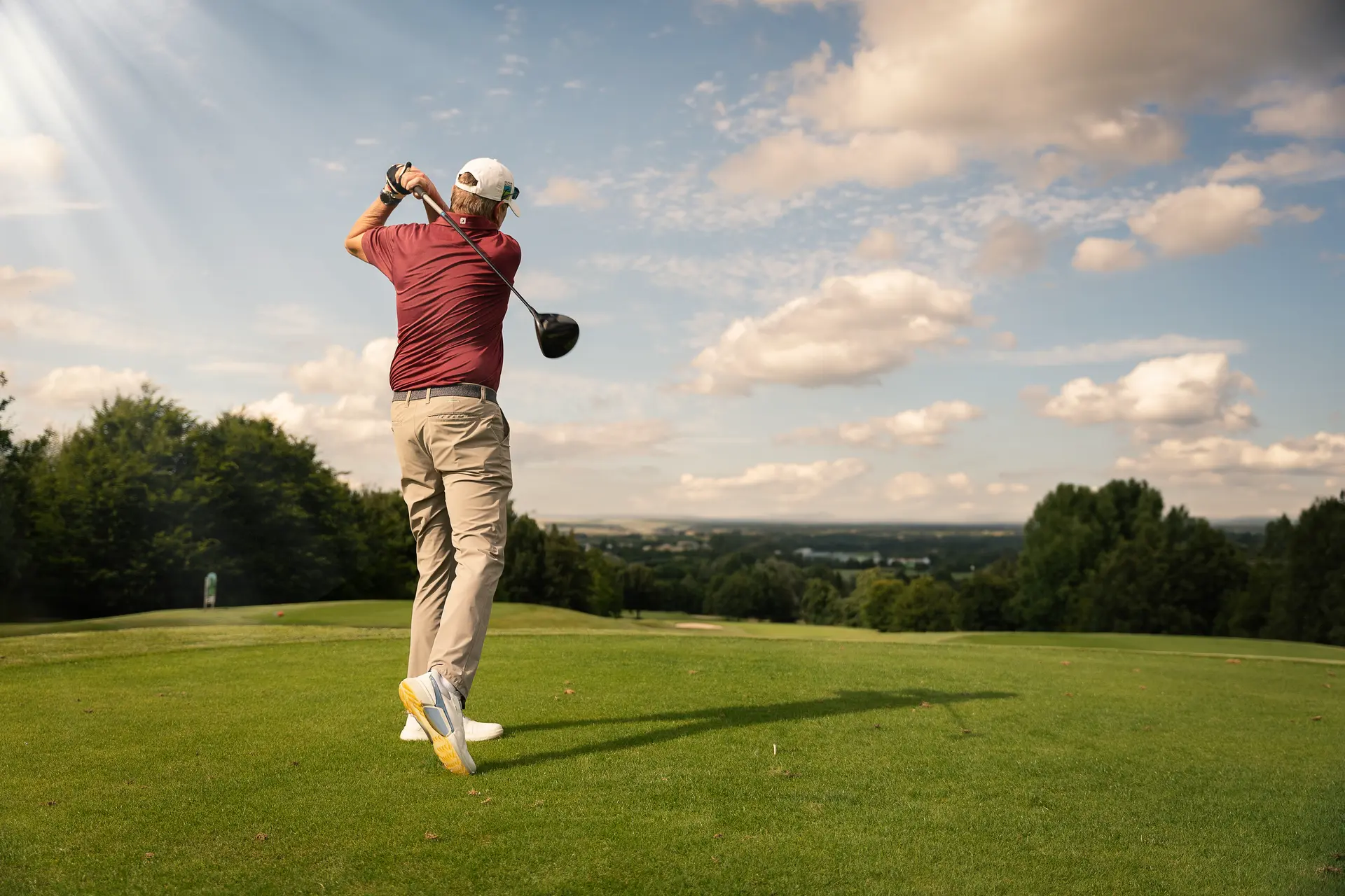 Golfer beobachtet die Flugbahn des Balles auf der Range des Golfclub Mettmann
